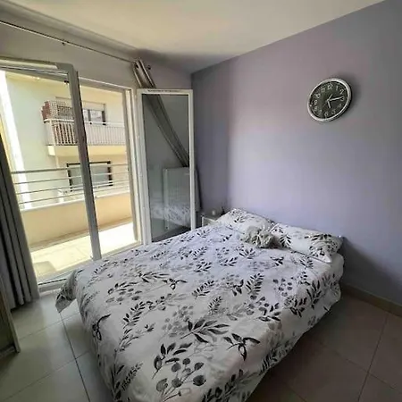 Beautiful Flat With Sunny Balcony In Heart Of Le Port Lejlighed