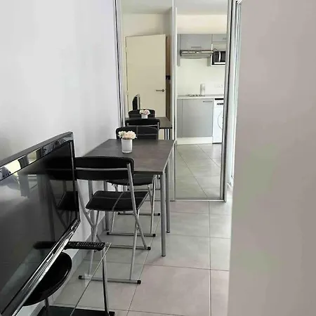 Beautiful Flat With Sunny Balcony In Heart Of Le Port Lejlighed