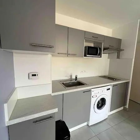 Beautiful Flat With Sunny Balcony In Heart Of Le Port Lejlighed *