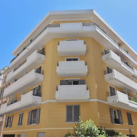 Beautiful Flat With Sunny Balcony In Heart Of Le Port